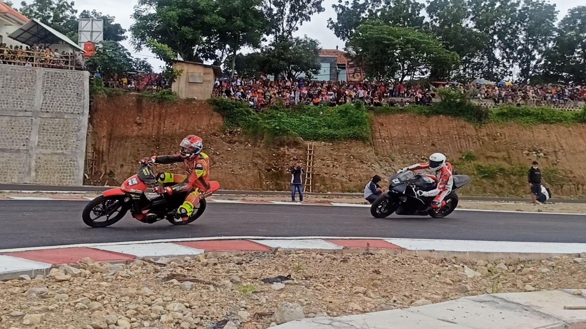 Aksi Mario Aji saat menguji lintasan Sirkuit baru Magetan